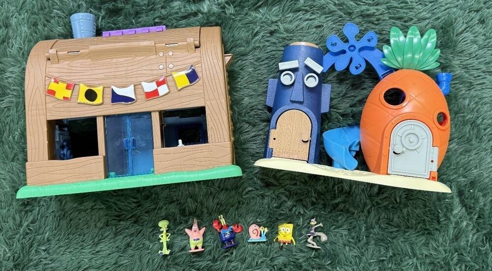 Spongebob Squarepants Krusty Krab Pineapple House Playset with 6 Figures